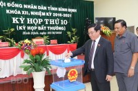 Các đại biểu HĐND tỉnh bỏ phiếu bầu bổ sung Phó Chủ tịch HĐND tỉnh khóa XII, nhiệm kỳ 2016-2021. Ảnh: VĂN LƯU