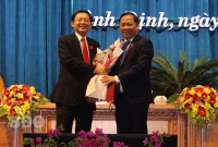 Chủ tịch HĐND tỉnh Hồ Quốc Dũng (trái) tặng hoa chúc mừng Chủ tịch UBND tỉnh nhiệm kỳ 2021   2026 Nguyễn Phi Long