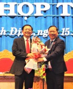 Chủ tịch UBND tỉnh Nguyễn Phi Long (phải) tặng hoa chúc mừng Chủ tịch HĐND tỉnh khóa XIII Hồ Quốc Dũng