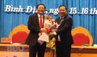 Chủ tịch UBND tỉnh Nguyễn Phi Long (phải) tặng hoa chúc mừng đồng chí Hồ Quốc Dũng   Chủ tịch HĐND tỉnh khóa XIII