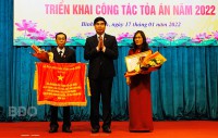 Trao cờ, bằng khen cho cá nhân, tập thể có thành tích xuất sắc năm 2021