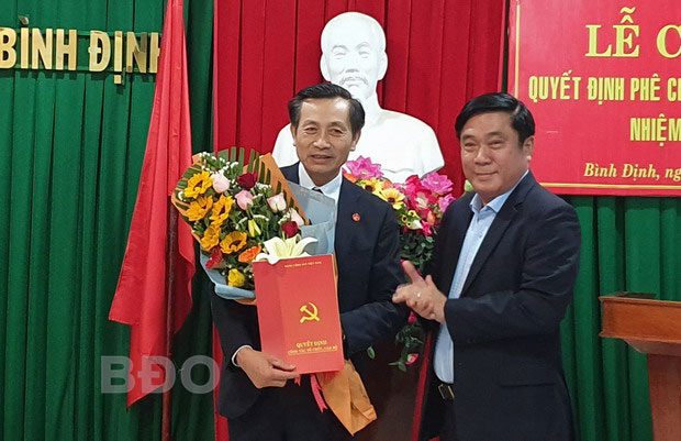 Bí thư Tỉnh ủy Nguyễn Thanh Tùng trao các quyết định phê chuẩn và điều động cho Phó Chủ tịch HĐND tỉnh Đoàn Văn Phi.